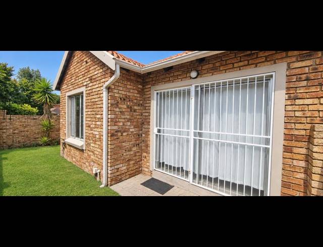 2 BEDROOM TOWNHOUSE FOR SALE IN KOSMOSDAL